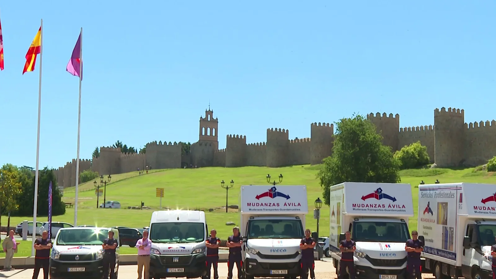 El equipo y la flota de Mudanzas Ávila ante la muralla