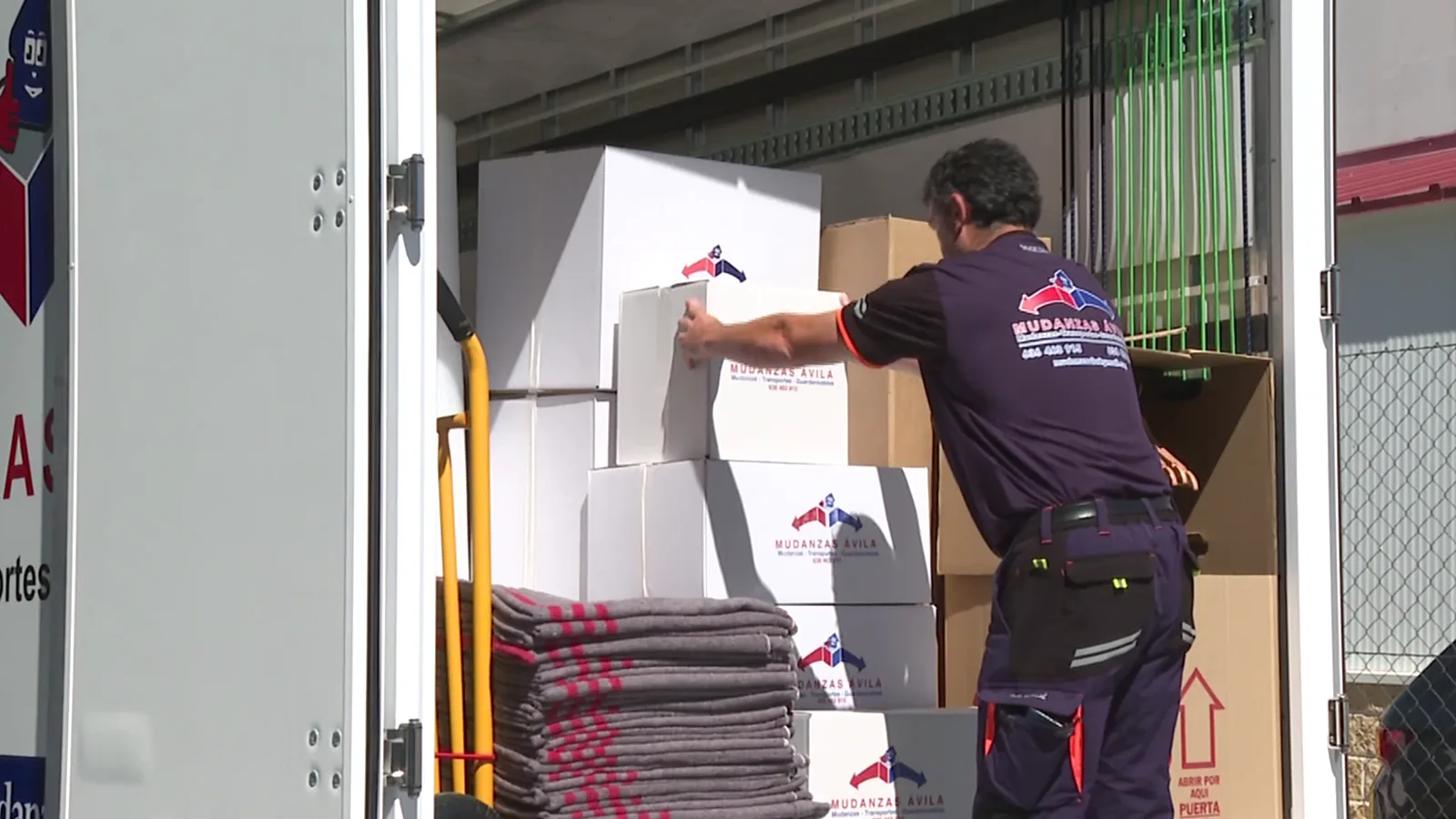 Operario de Mudanzas Ávila cargando cajas en el camión