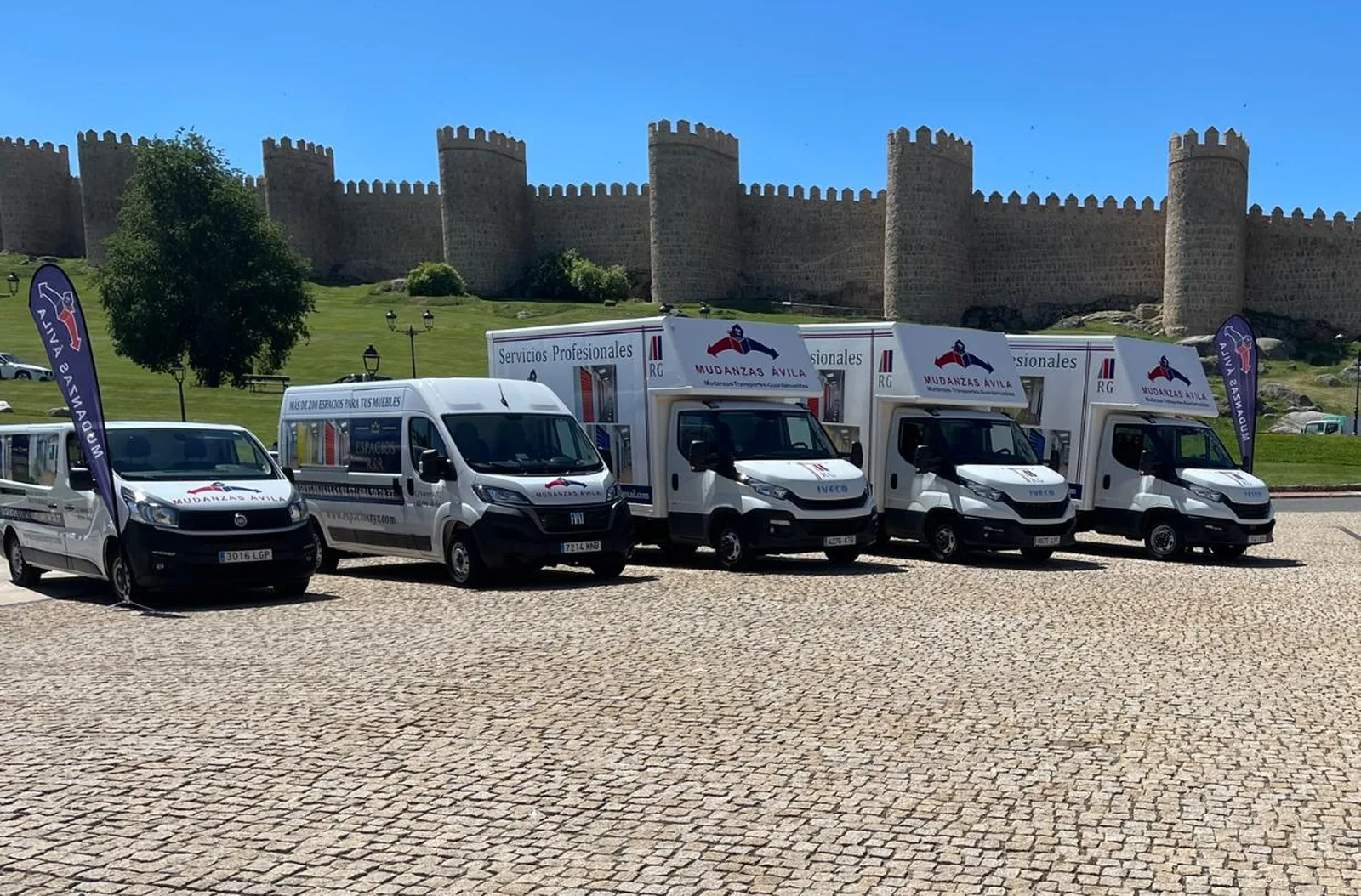 Los vehículos de Mudanzas Ávila frente a la muralla