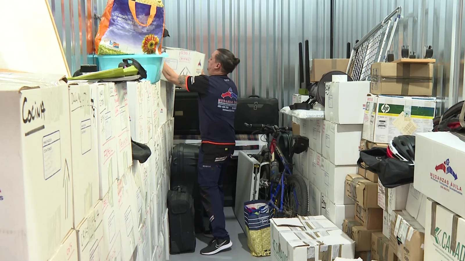 Operario de Mudanzas Ávila colocando cajas en un trastero