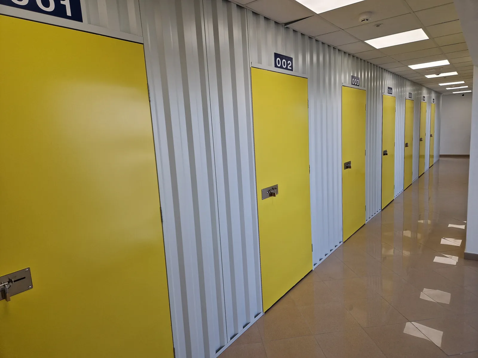 Trasteros con puertas amarillas numeradas