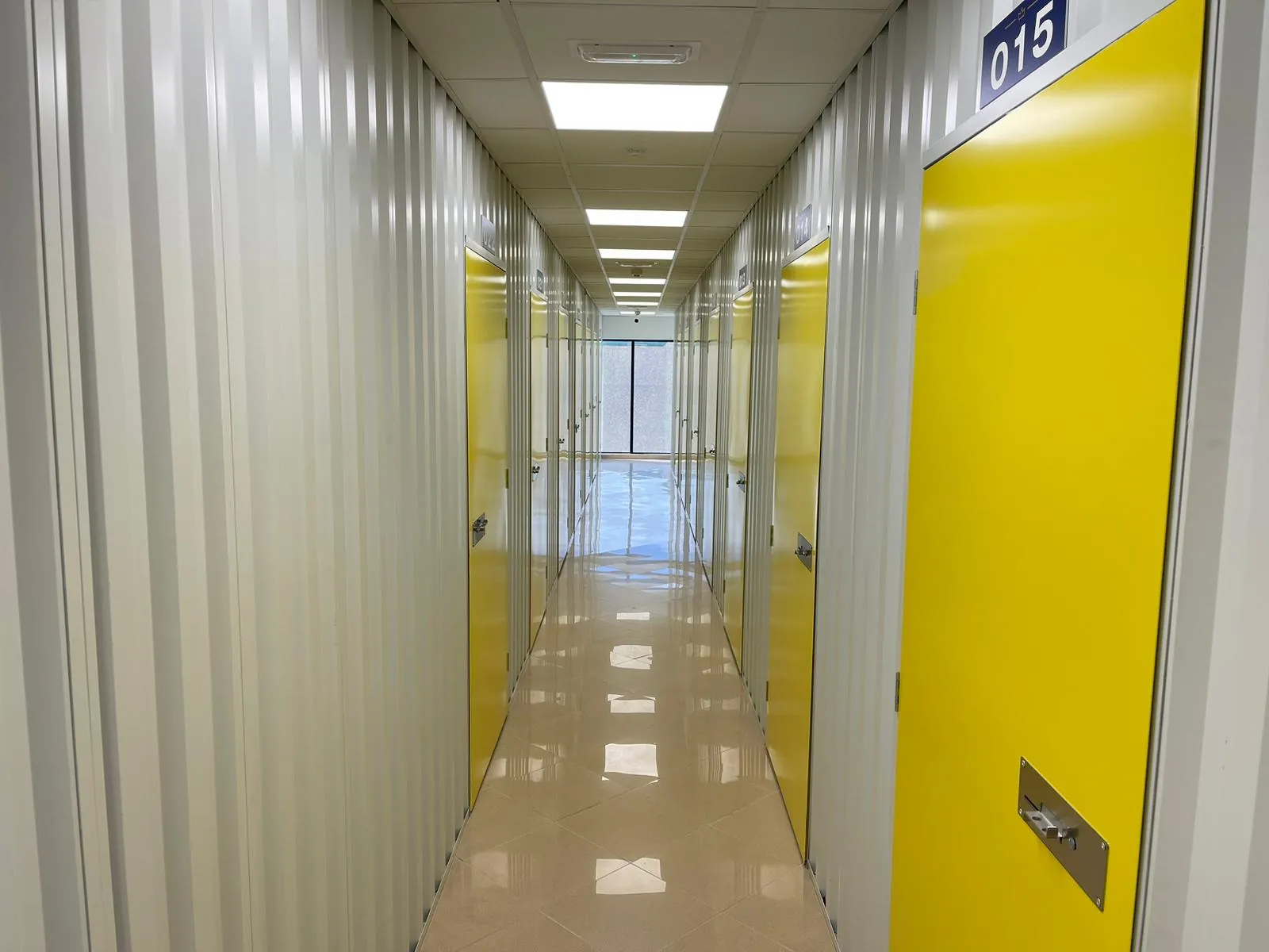 Pasillo de trasteros con puertas amarillas