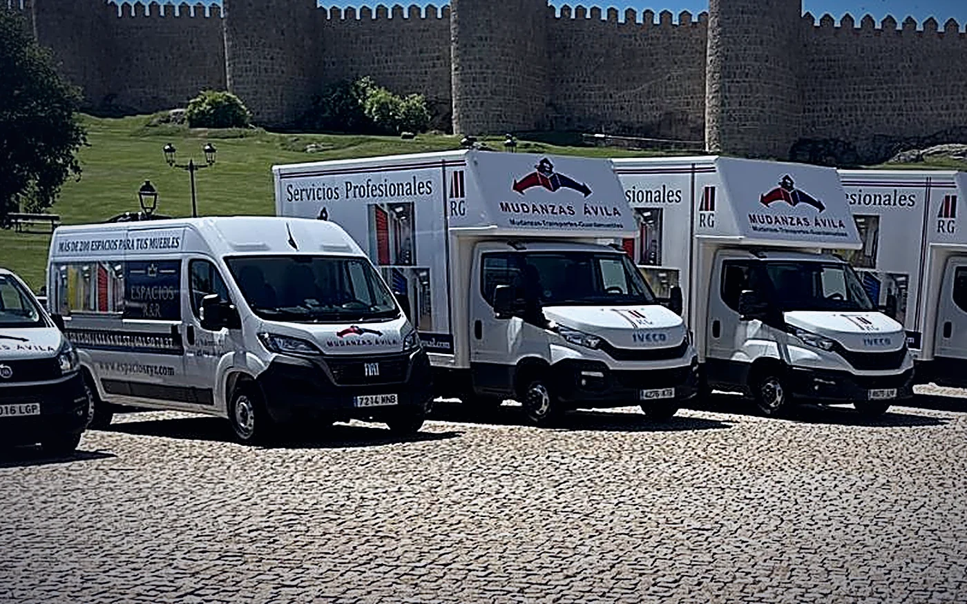Furgón y camiones de Mudanzas Ávila frente a la muralla